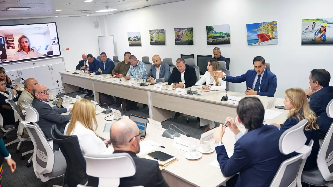 Proyectos de movilidad del Oriente antioqueño: MinTransporte anuncia ruta para sacar adelante 8 obras 3 Alcaldes del Oriente antioqueño y funcionarios en la reunión con el Ministerio de Transporte