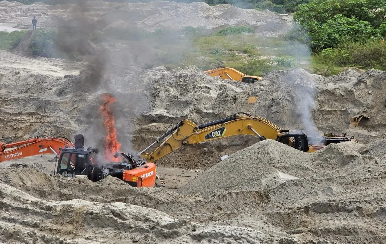 Golpe de más de $1.000 millones a la minería ilegal en Nechí: Ejército inutilizó dragas y maquinaria 2 Golpe de más de $1.000 millones a la minería ilegal en Nechí: Ejército inutilizó dragas y maquinaria