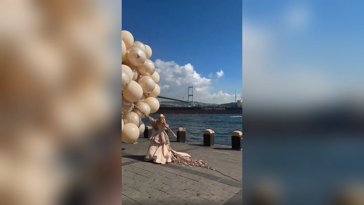 ¡Qué susto! Novia casi sale volando en plena sesión de fotos de su boda por unos globos 2 Novia rodeada de globos en la sesión de fotos de su boda en Estambul