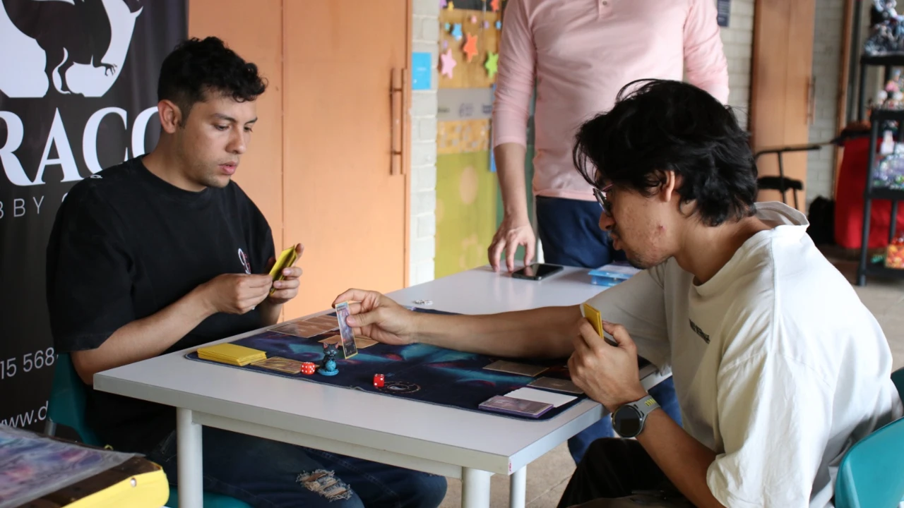 Belén tendrá un Halloween de otro mundo: festival gratuito reunirá cosplay, anime y terror 3 Juego de cartas entre asistentes