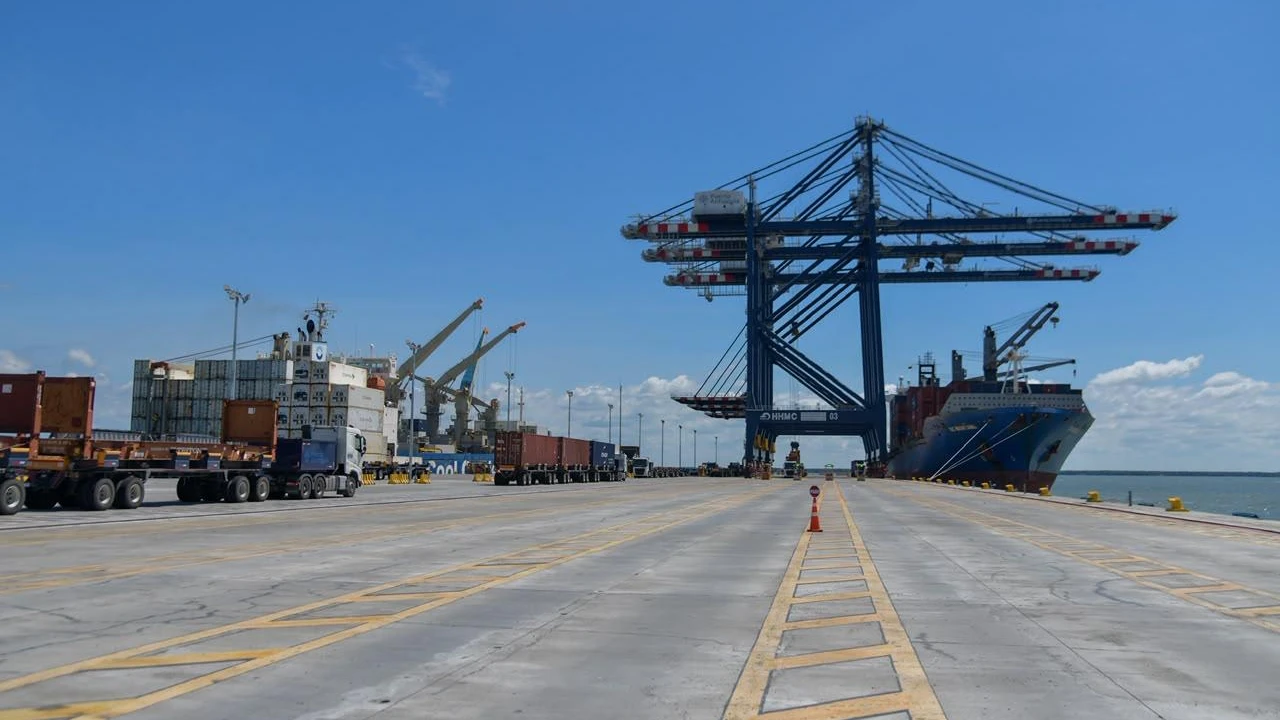Puerto Antioquia: $50 mil millones en créditos para que el agro antioqueño conquiste nuevos mercados 3 Grúas y buque en Puerto Antioquia, Turbo