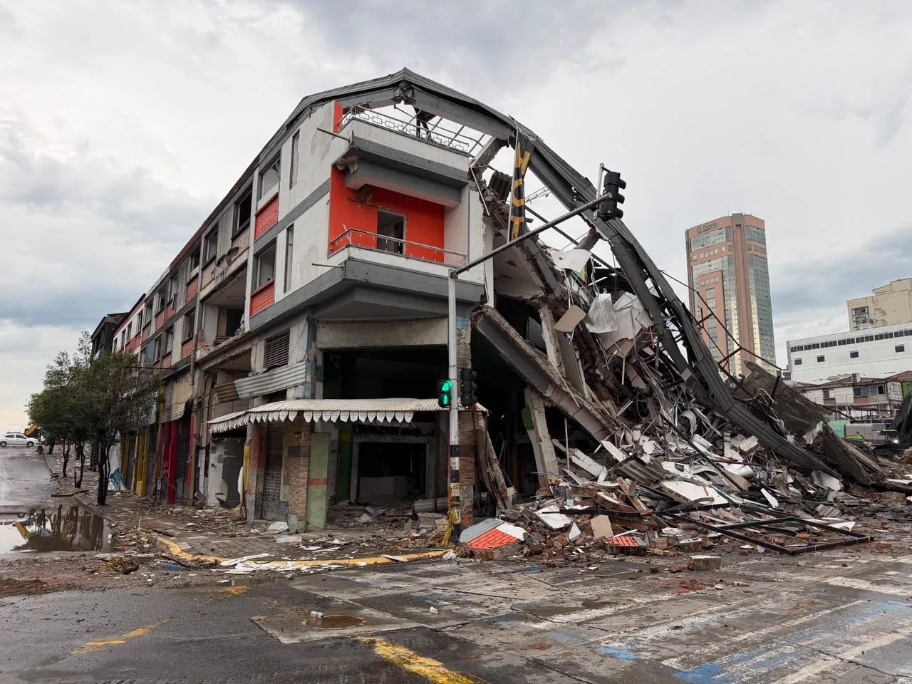 Colapsó edificio en proceso de demolición en el centro de Pereira: buscan a dos personas entre los escombros 1 Edificación que colapsó parcialmente en el centro de Pereira