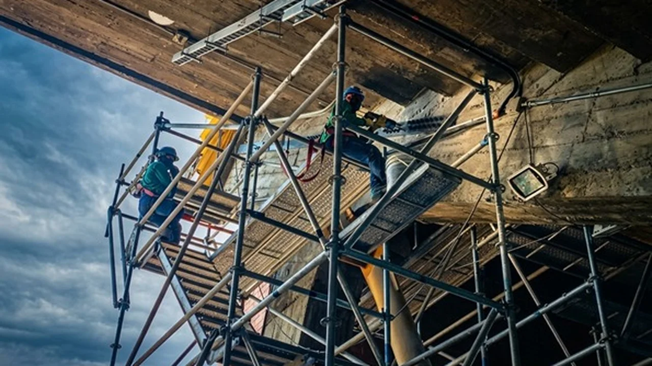 Atanasio Girardot sin cubierta occidental: así avanza el cambio que lo llevará a más de 60 mil espectadores 3 Obreros trabajan en andamios durante las obras del estadio Atanasio Girardot