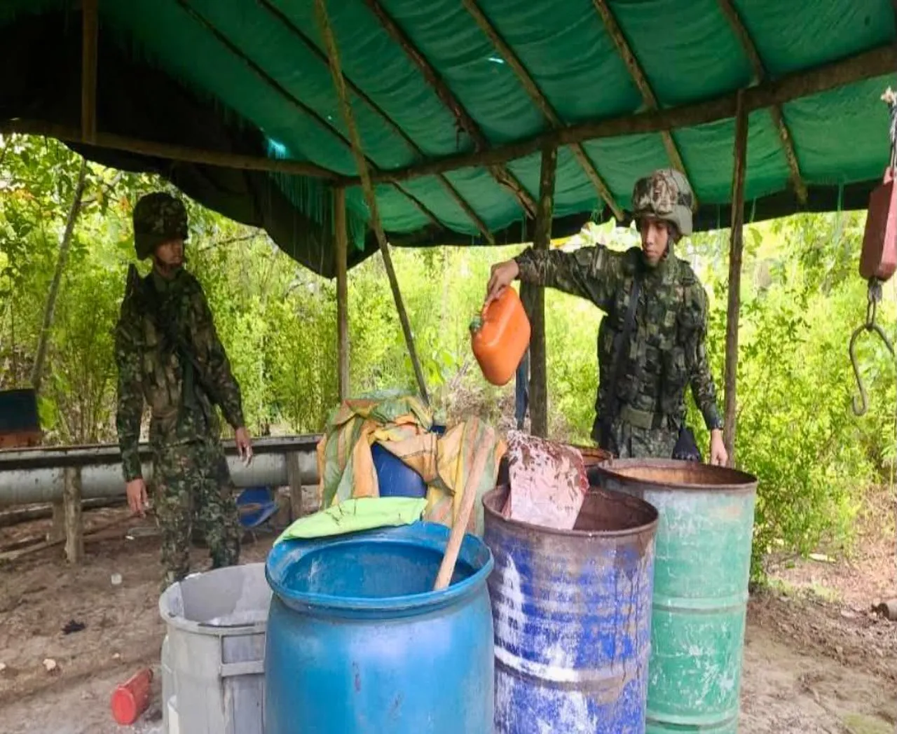 ¡Golpe al Clan del Golfo en el Chocó! Destruyen estructura de pasta base de coca en Belén de Bajirá 2 Soldados junto a canecas y barriles en la estructura neutralizada en Belén de Bajirá