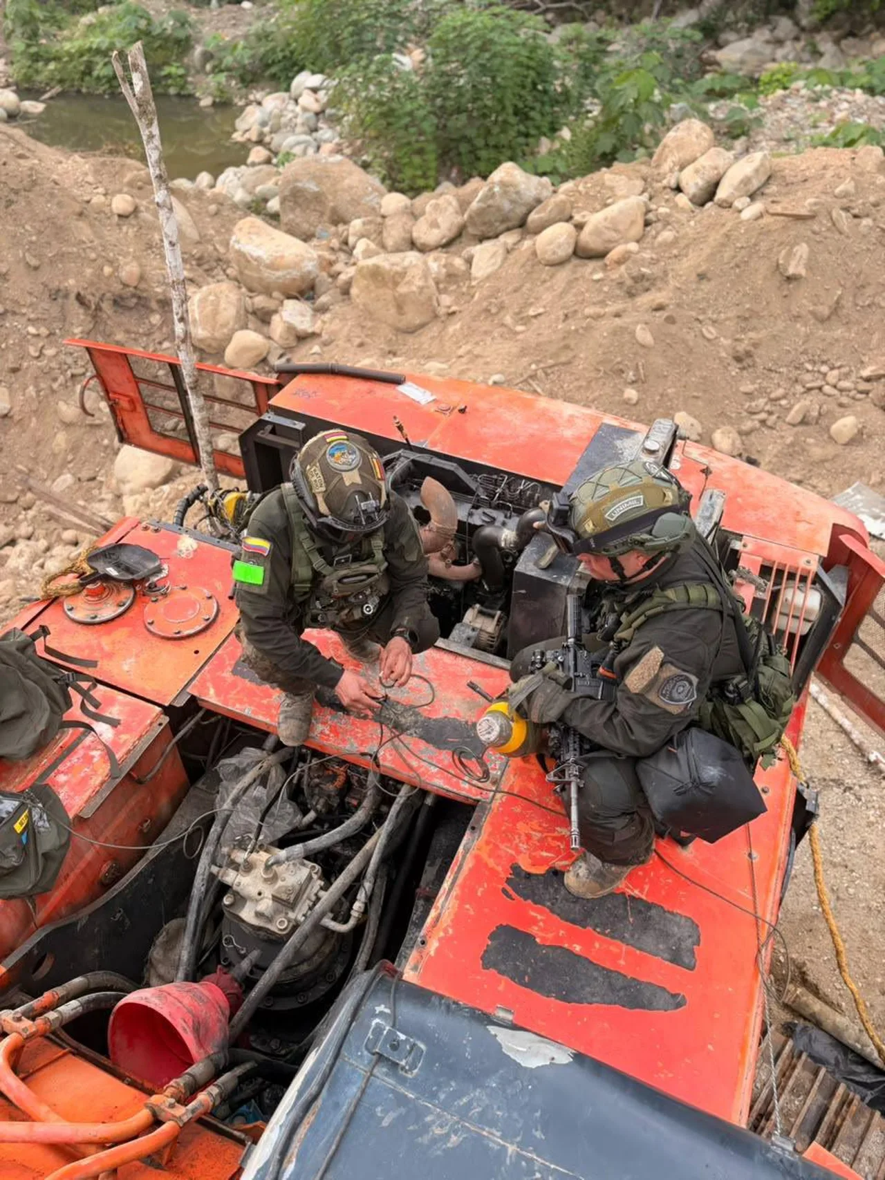 ¡Golpe a la minería ilegal! Destruyen cinco excavadoras que sacaban oro del río Saldaña, en Tolima 4 Maquinaria pesada inutilizada durante la operación contra la minería ilegal en Chaparral
