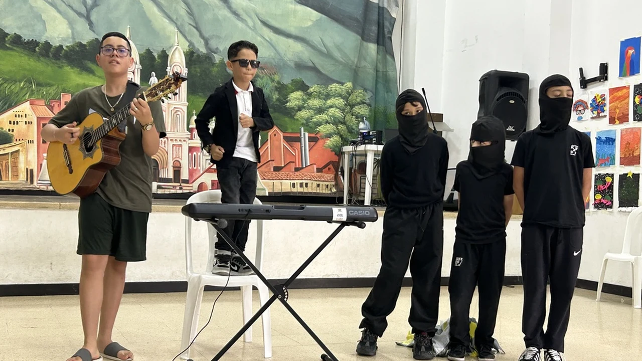 Bello se disfraza: conciertos, fogatas y misterio gratis hasta el 3 de noviembre 4 Niños músicos y disfrazados en una presentación cultural en Bello