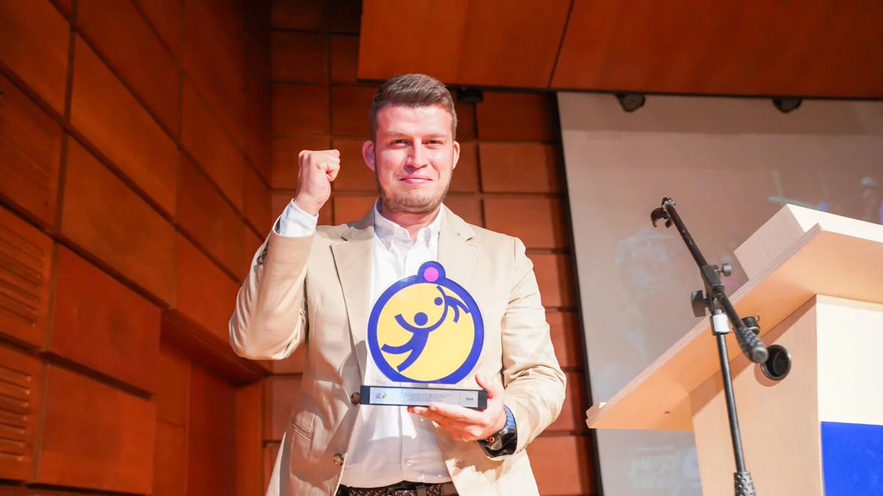 Titiribí se viste de orgullo: alcalde gana reconocimiento nacional como Gobernante comprometido con la niñez 3 Registro de la entrega del reconocimiento a Titiribí