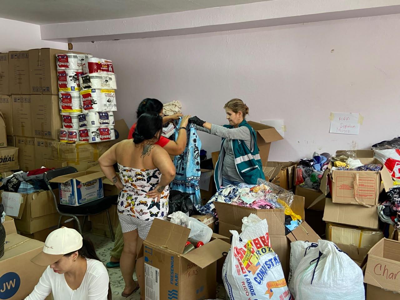 Alcaldía de Medellín ha entregado más de 800 ayudas a 330 familias afectadas por las lluvias 4 Personas organizan donaciones de ropa y alimentos para familias afectadas por las lluvias en Medellín