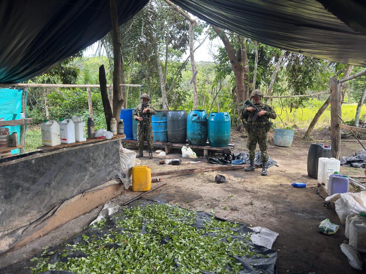 Ejército destruye cuatro laboratorios de pasta base de coca del Clan del Golfo en Mapiripán, Meta 5 Hoja de coca macerada y canecas de insumos en un laboratorio destruido por el Ejército en Mapiripán