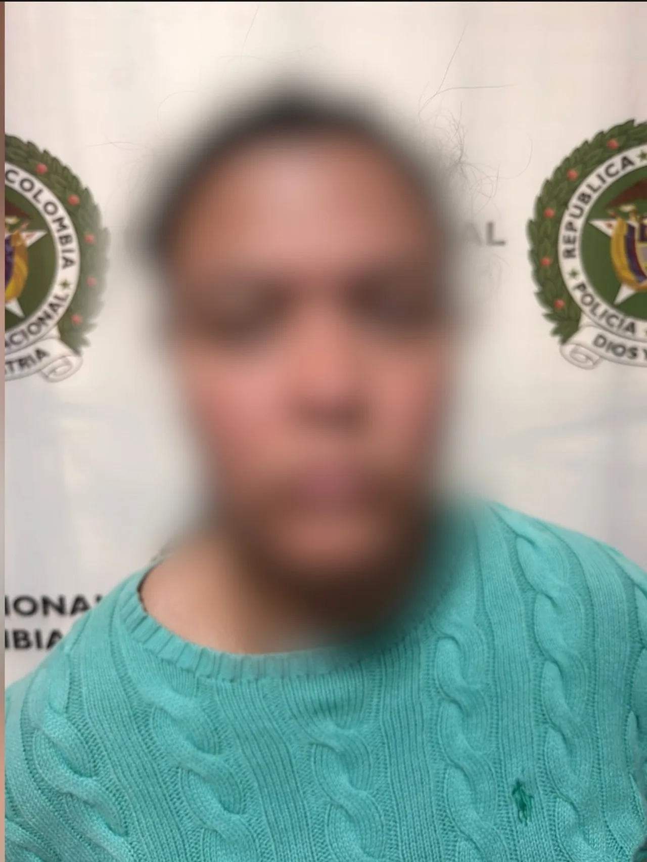 ¡Cayó en Medellín! Colombiana buscada por Suecia habría extorsionado con falsos correos de la Policía sueca 5 Retrato de la mujer retenida con el rostro difuminado