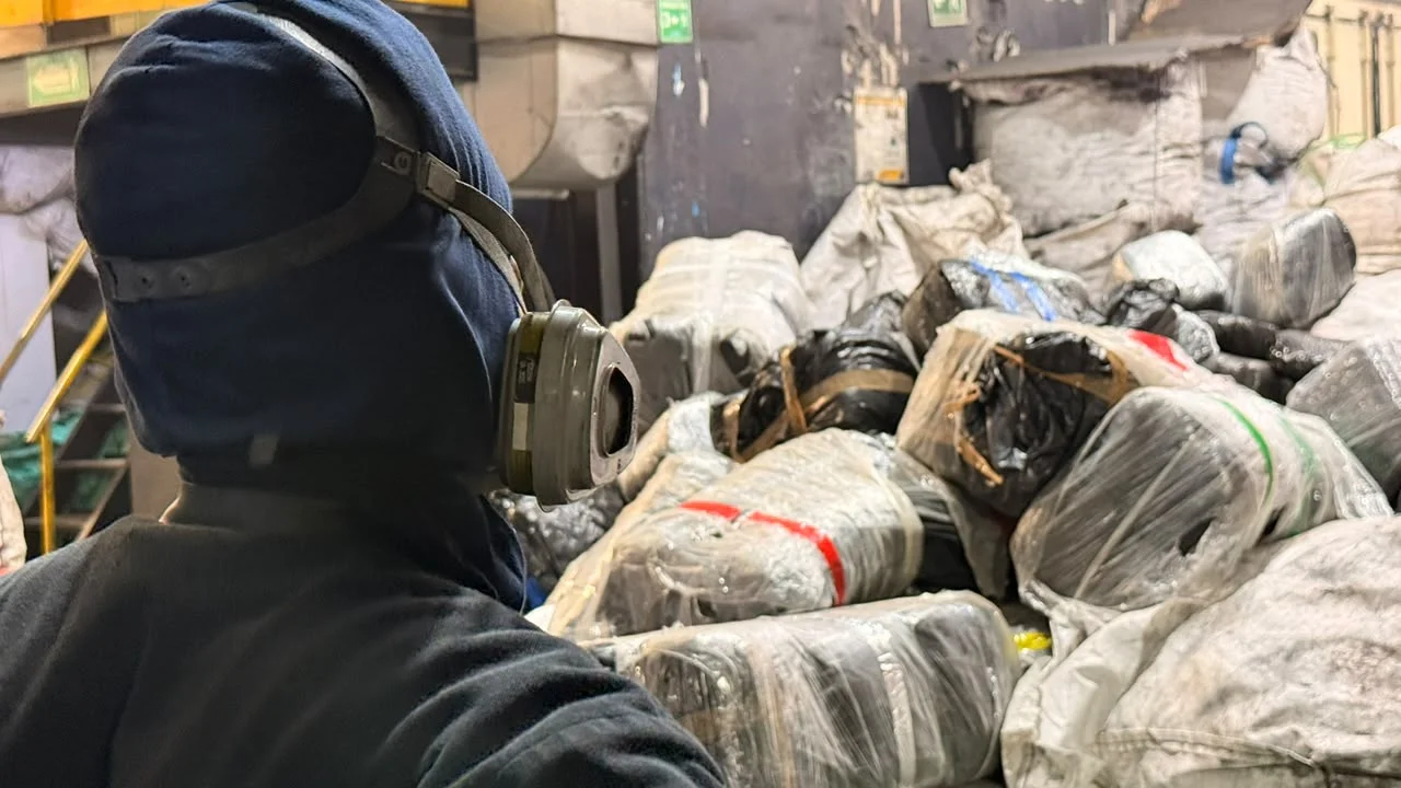Cuatro días de hornos encendidos: así se esfumaron seis toneladas de marihuana de Belén y Copacabana 4 Operario con máscara junto a bultos de marihuana en Itagüí