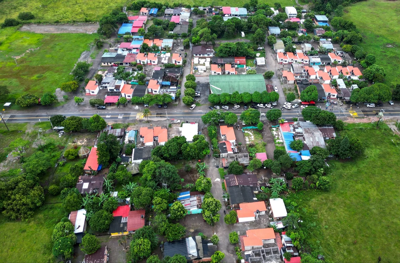 Avanza la reconstrucción de Paratebueno y Medina, afectadas por el terremoto de junio de 2025 5 Vista aérea del centro poblado de Santa Cecilia