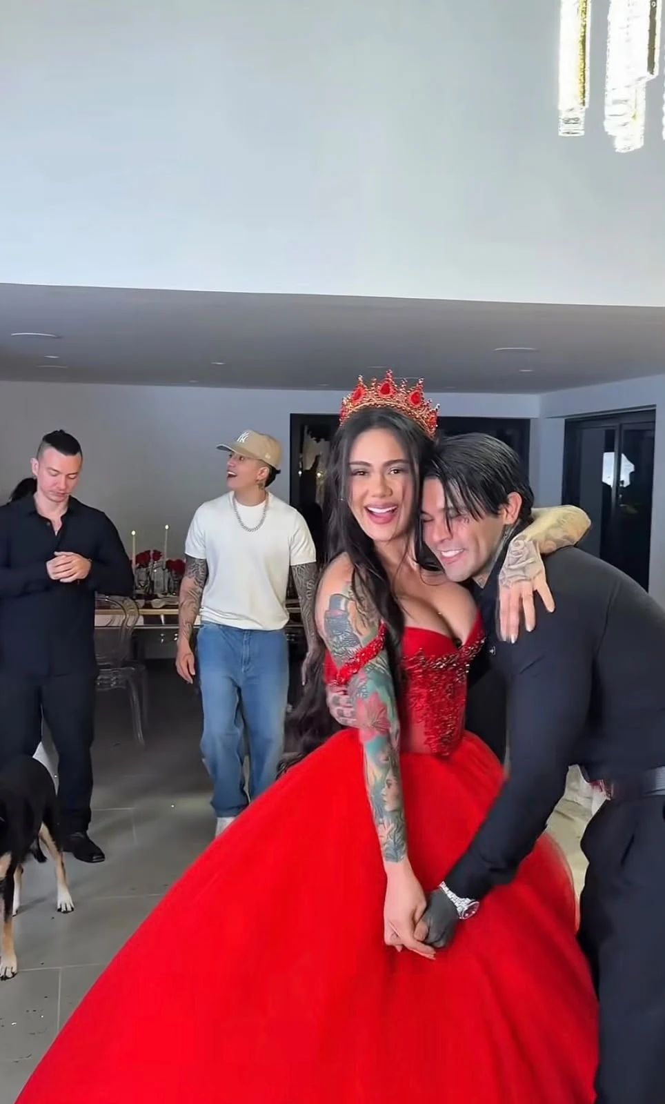 Cintia Cossio se vistió de quinceañera a sus 29 años y Andy Rivera le llevó serenata 2 Cintia Cossio con vestido rojo y corona abrazada por un invitado en su fiesta de 15 años