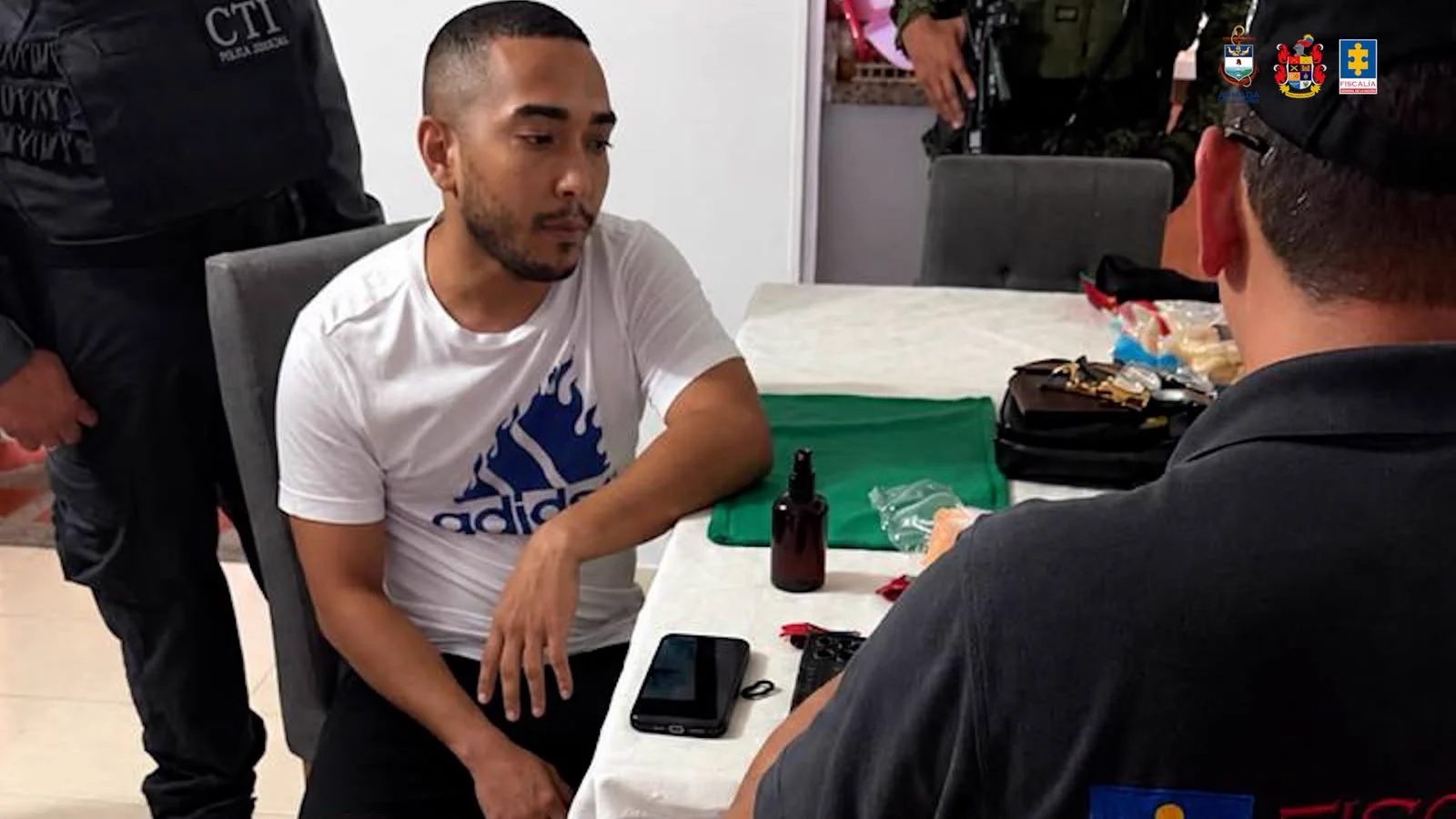 ¡Cayeron ocho! Red pedida en extradición por mover plata del narcotráfico hasta con criptomonedas 5 Uno de los capturados con fines de extradición durante los operativos de la Fiscalía