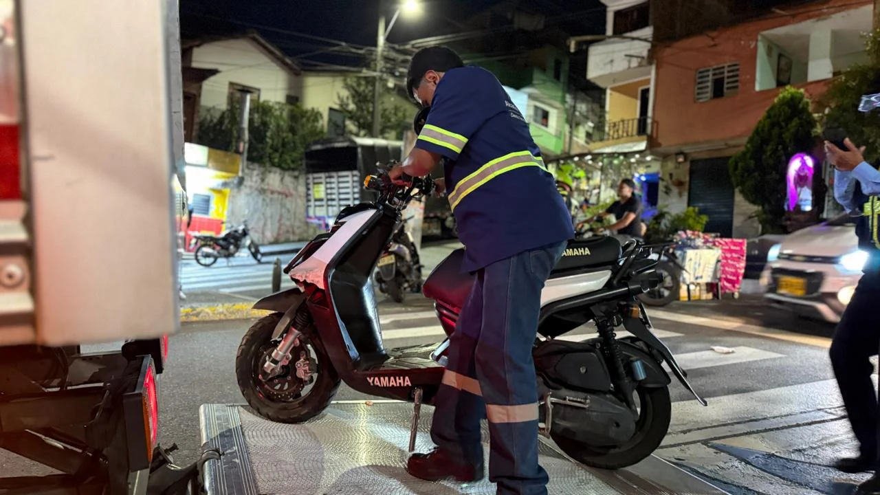 Halloween en Medellín: 540 uniformados y 450 motocicletas cuidarán el fin de semana 3 Agente de tránsito inmoviliza una motocicleta durante los controles