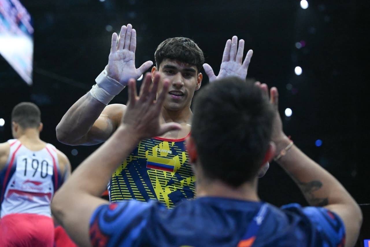 Colombia cerró en Róterdam su mejor Mundial de gimnasia: Vera y Barajas cayeron en la final de barra fija 3 Ángel Barajas durante el Mundial de Gimnasia Artística en Róterdam