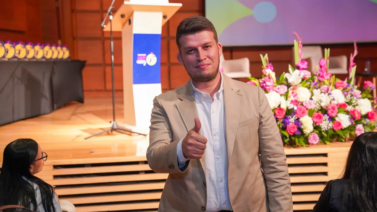 Titiribí se viste de orgullo: alcalde gana reconocimiento nacional como Gobernante comprometido con la niñez 6 Registro de la entrega del reconocimiento a Titiribí