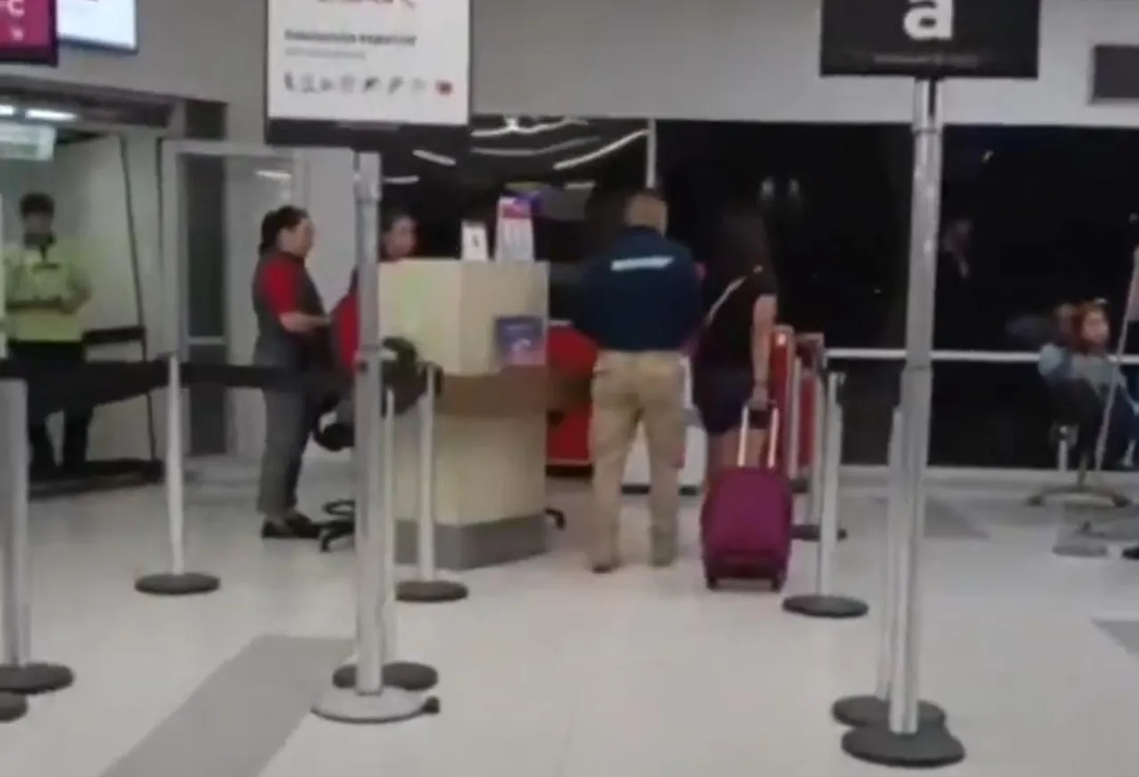 Migración Colombia ubicó en un hotel de Cali a una extranjera con medida de expulsión vigente 2 Imagen del video divulgado por Migración Colombia sobre el procedimiento en Cali