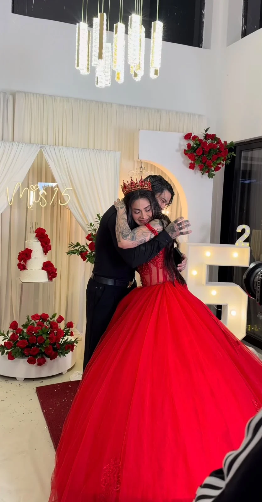 Cintia Cossio se vistió de quinceañera a sus 29 años y Andy Rivera le llevó serenata 3 Cintia Cossio abraza a un invitado frente a la decoración de su fiesta de 15 años