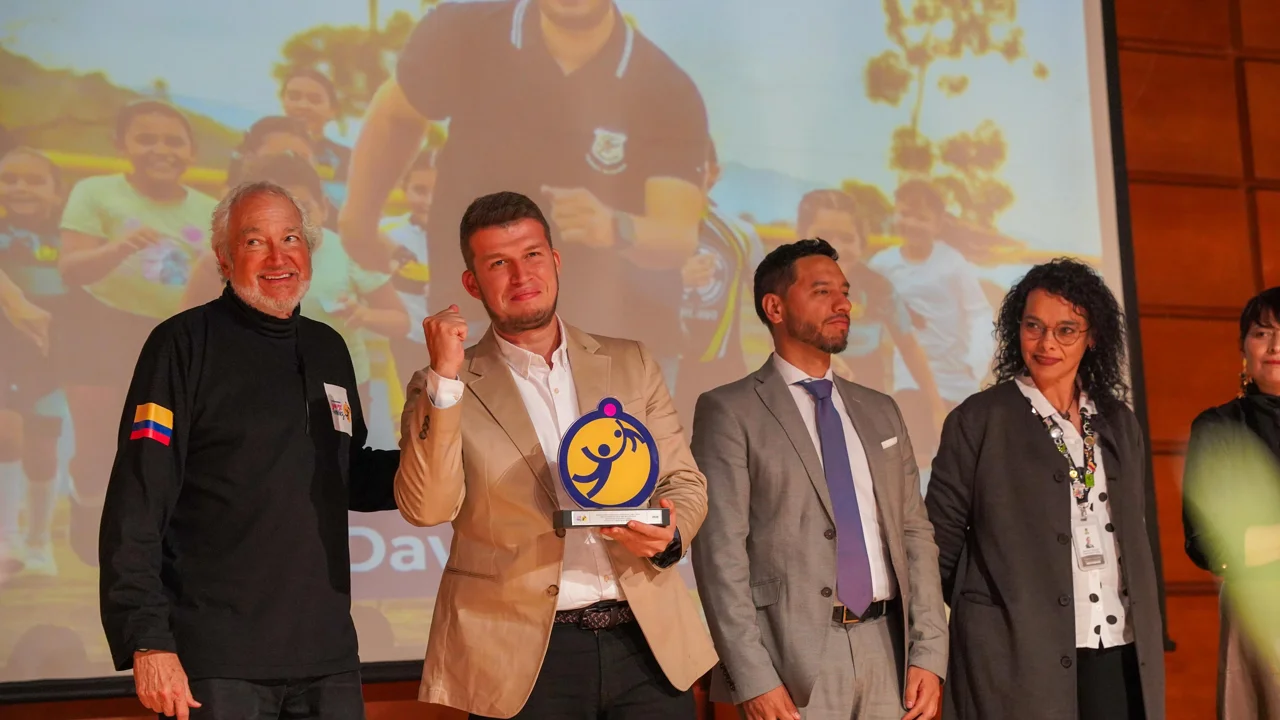 Titiribí se viste de orgullo: alcalde gana reconocimiento nacional como Gobernante comprometido con la niñez 7 Registro de la entrega del reconocimiento a Titiribí