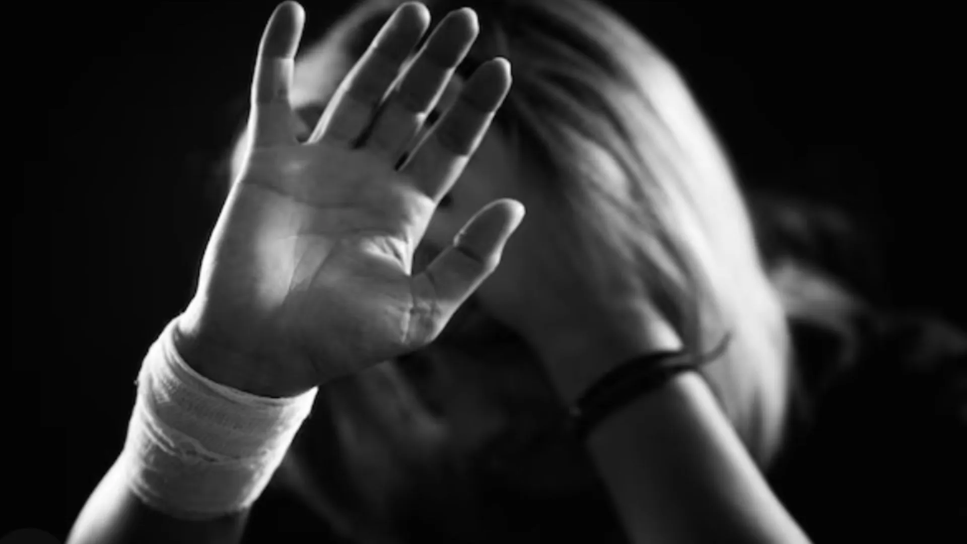 ¡Escándalo en Cali! Mujer denunció agresión de su pareja y su suegro en pleno centro comercial