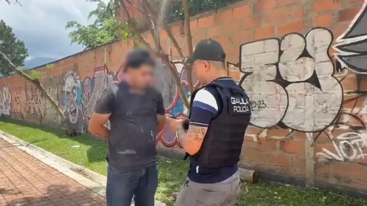 Cayó alias 'Chompiras', señalado de extorsionar a vendedores ambulantes en el Centro de Medellín 2 Cayó alias 'Chompiras', señalado de extorsionar a vendedores ambulantes en el Centro de Medellín