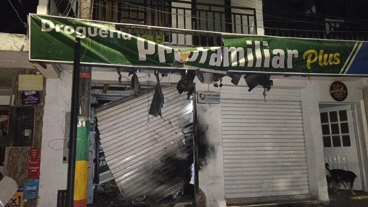 ¡Bombazo en pleno centro! Atacan con explosivo una droguería en Algeciras, Huila