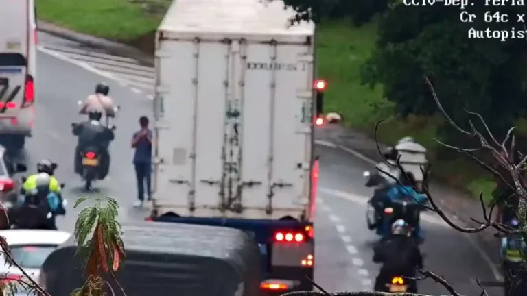 ¡Trancón en los dos sentidos! Un siniestro y varios encharcamientos tienen complicada la Autopista Norte