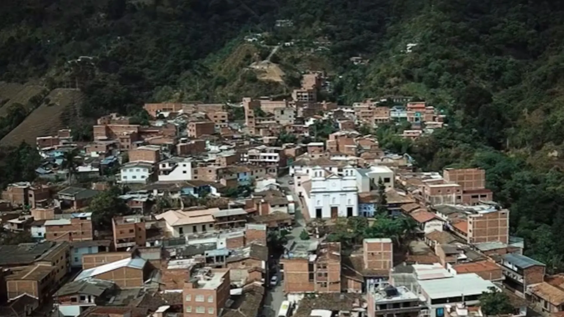 ¡Tensión en Buriticá! SAE intervino 10 predios y desalojos desatan polémica por 20 familias afectadas