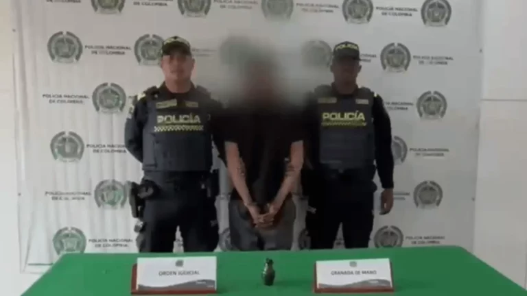 ¡Tremendo arsenal! Capturan a dos hombres con arma, silenciadores y una granada en Bogotá