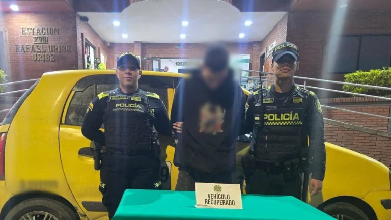 Le salió mal la jugada! Robó un taxi en Bogotá y las cámaras del C4 terminaron delatándolo