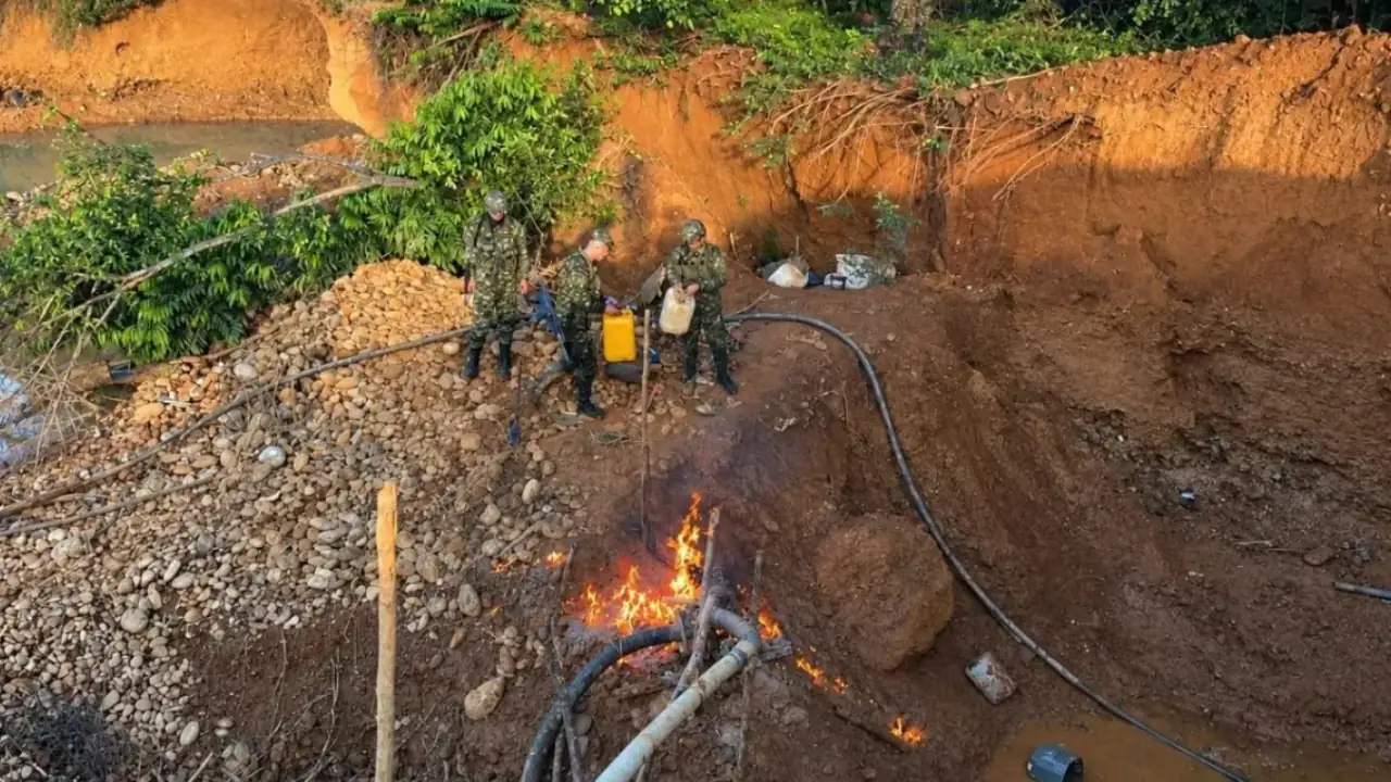¡Golpe al Clan del Golfo en Cáceres! Destruyen maquinaria de minería ilegal que producía $281 millones al mes