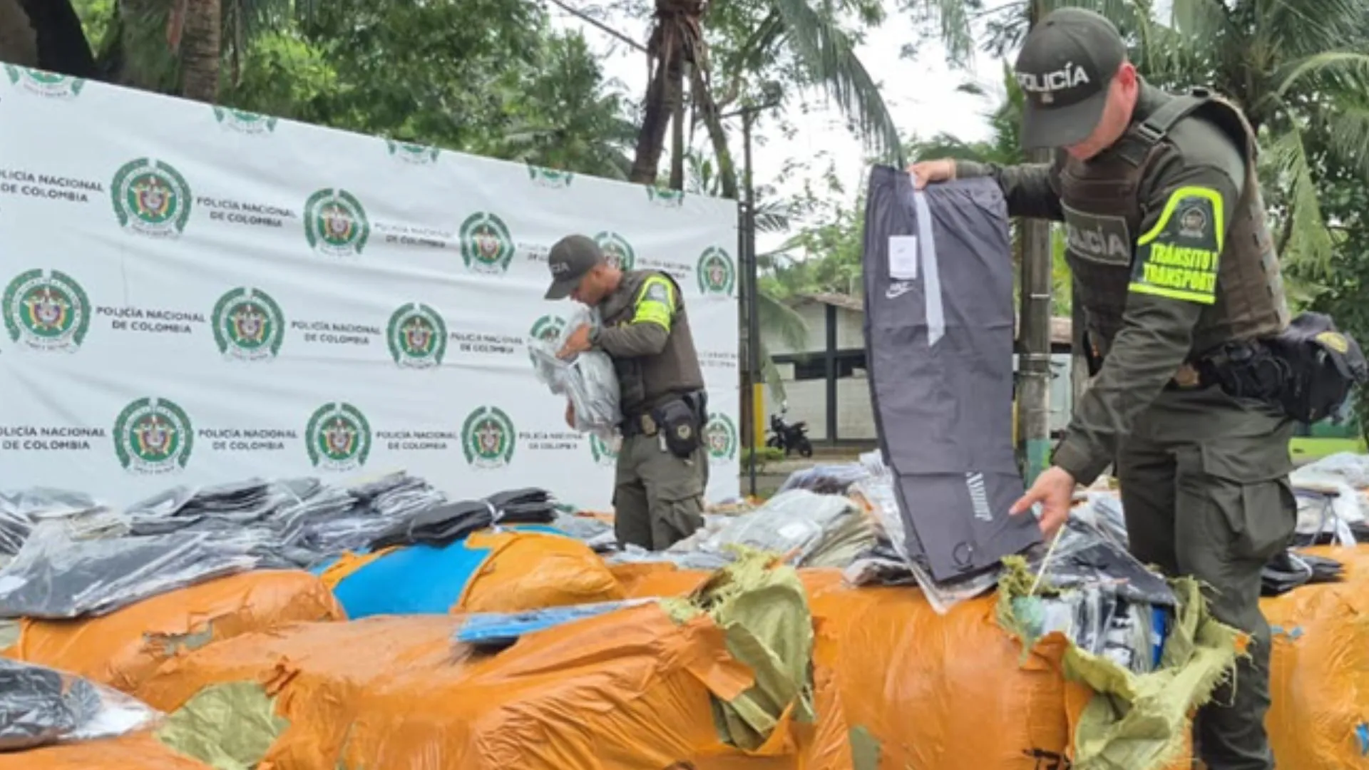 ¡Millonada en ropa y tenis! Incautan mercancía avaluada en $1.000 millones en Mutatá 2 ¡Millonada en ropa y tenis! Incautan mercancía avaluada en $1.000 millones en Mutatá