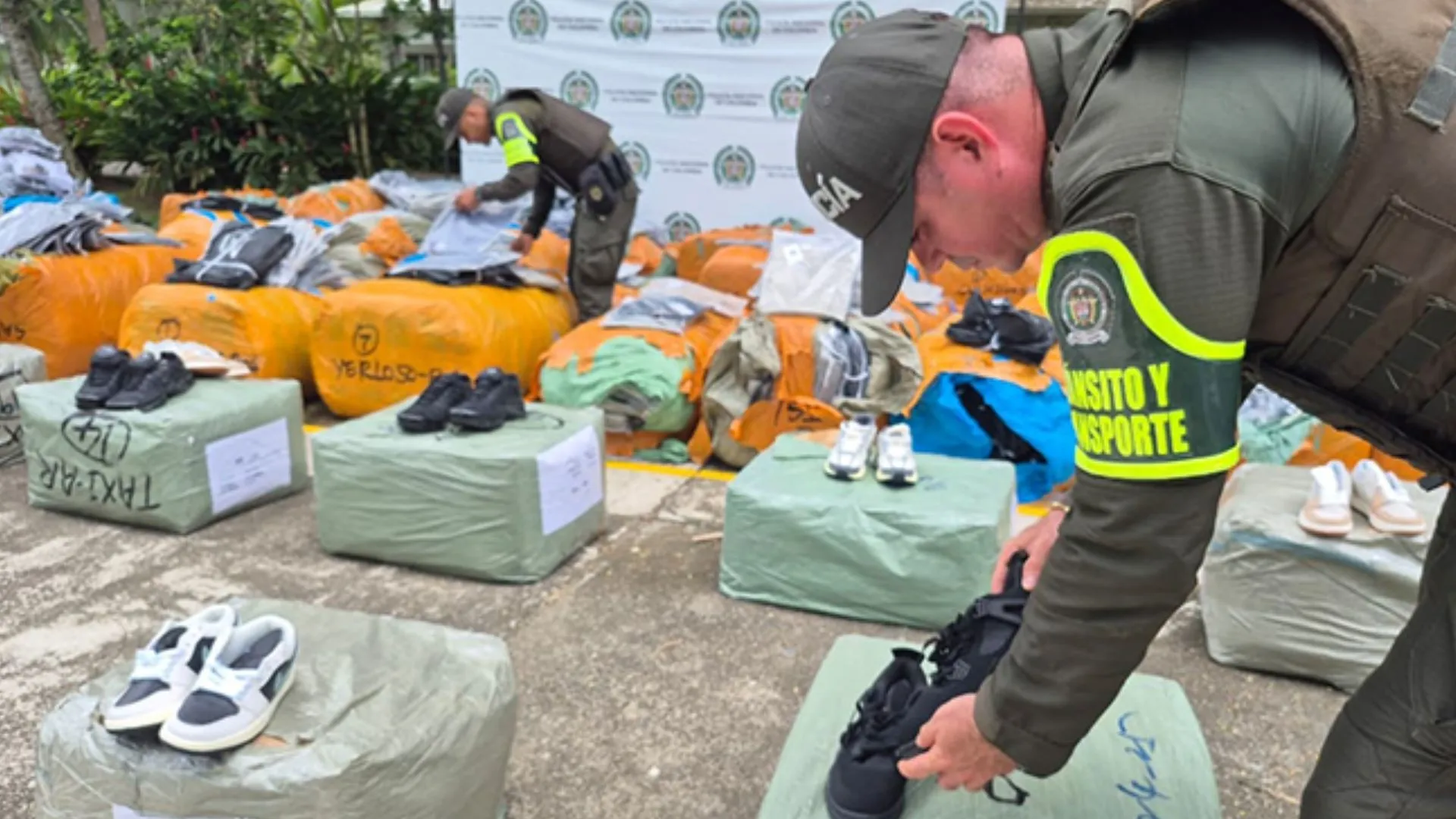 ¡Millonada en ropa y tenis! Incautan mercancía avaluada en $1.000 millones en Mutatá