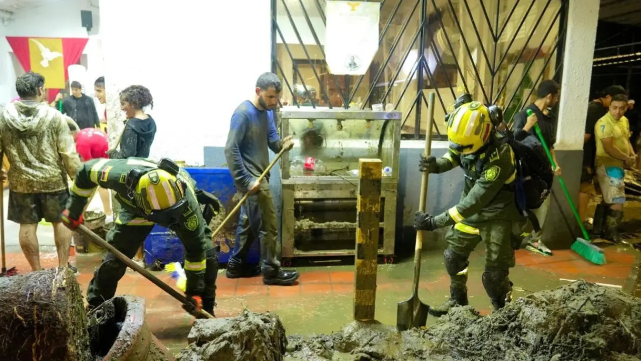 ¡Noche de angustia en Medellín! Creciente de La Iguaná deja casas colapsadas y más de 200 personas afectadas 6 ¡Noche de angustia en Medellín! Creciente de La Iguaná deja casas colapsadas y más de 200 personas afectadas