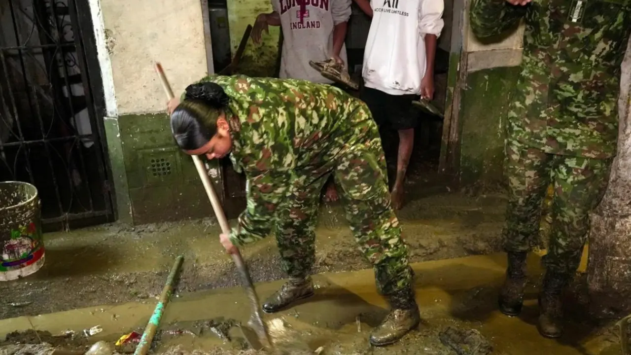 ¡Noche de angustia en Medellín! Creciente de La Iguaná deja casas colapsadas y más de 200 personas afectadas 3 ¡Noche de angustia en Medellín! Creciente de La Iguaná deja casas colapsadas y más de 200 personas afectadas