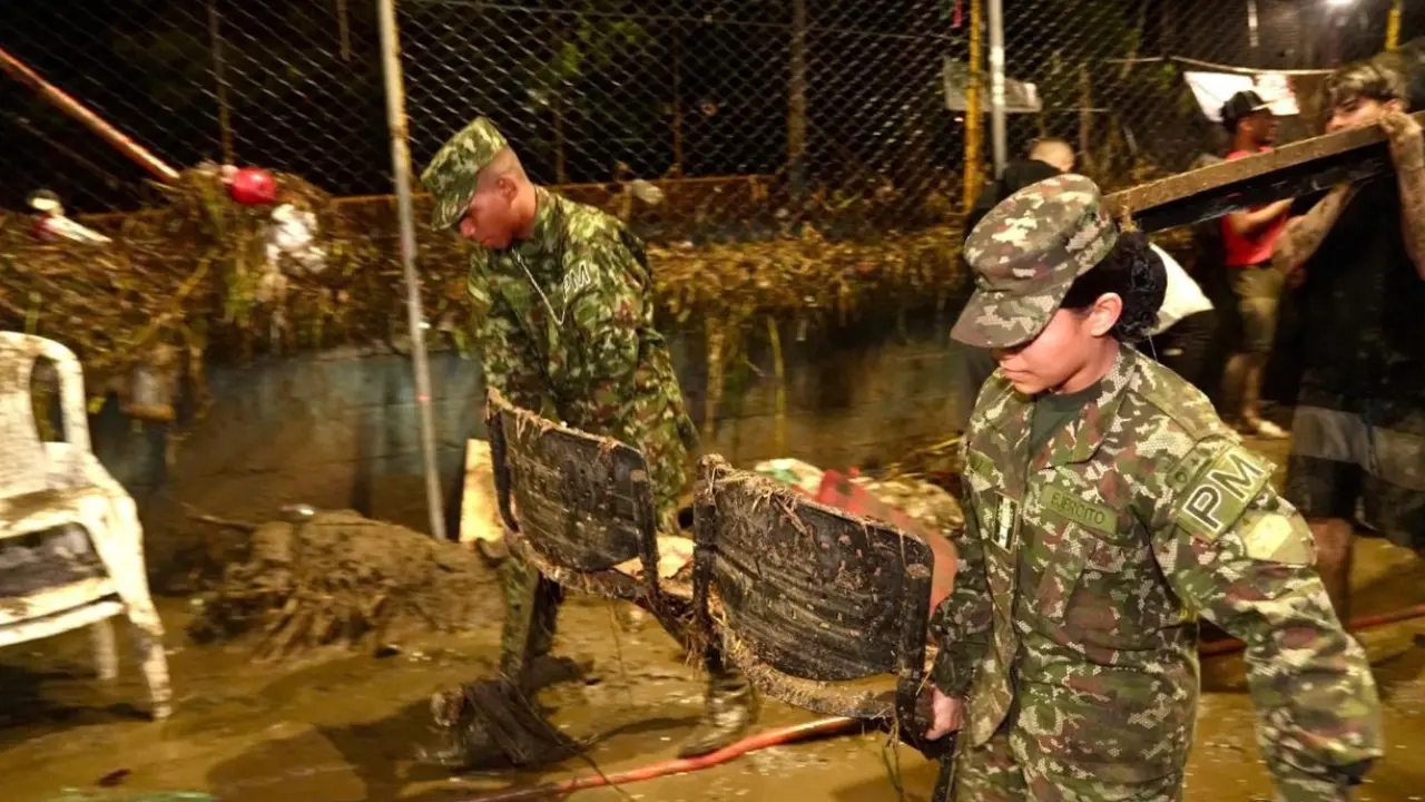 ¡Noche de angustia en Medellín! Creciente de La Iguaná deja casas colapsadas y más de 200 personas afectadas 2 ¡Noche de angustia en Medellín! Creciente de La Iguaná deja casas colapsadas y más de 200 personas afectadas