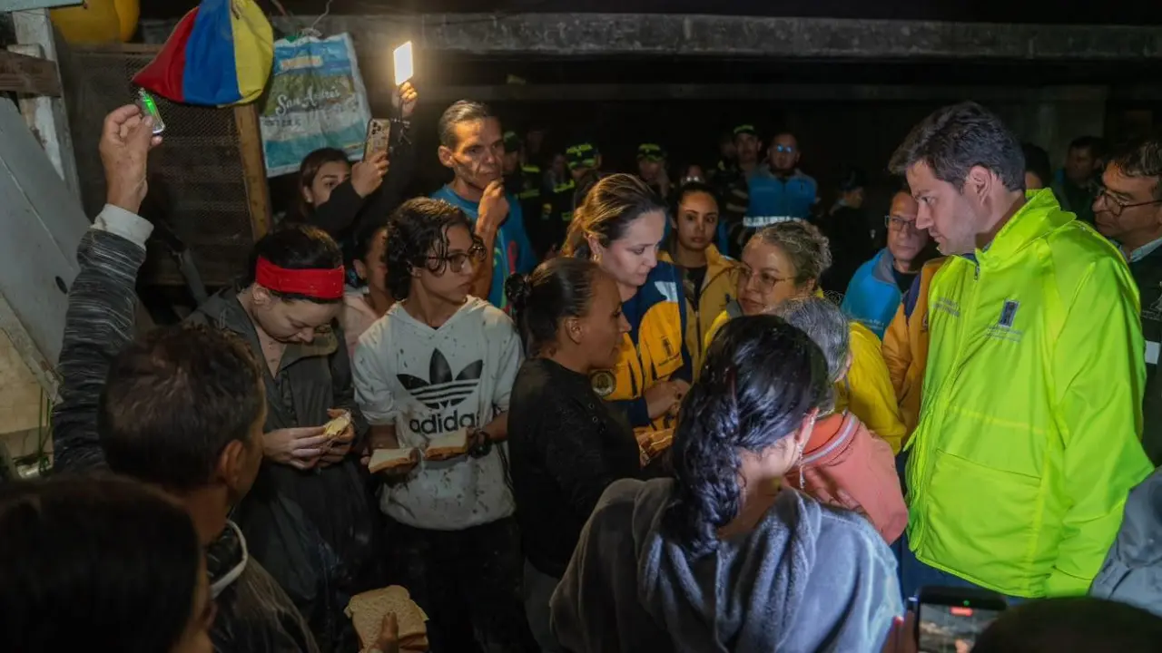 ¡Noche de angustia en Medellín! Creciente de La Iguaná deja casas colapsadas y más de 200 personas afectadas 1 ¡Noche de angustia en Medellín! Creciente de La Iguaná deja casas colapsadas y más de 200 personas afectadas