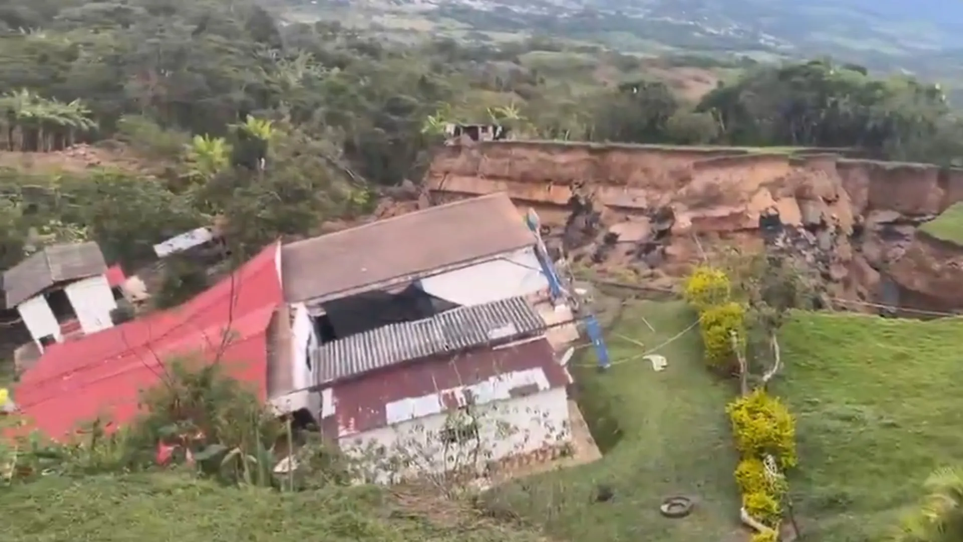 ¡La tierra se movió en Moniquirá! Deslizamiento dejó cuatro casas destruidas y otras cinco en riesgo