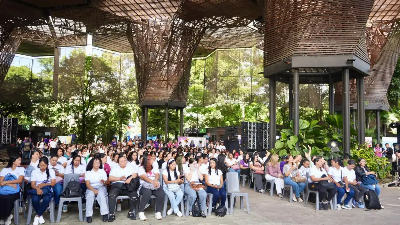 ¡Becas, empleo y hasta monólogos! Esto es lo que hay hoy en el Festival Medellín para Todas
