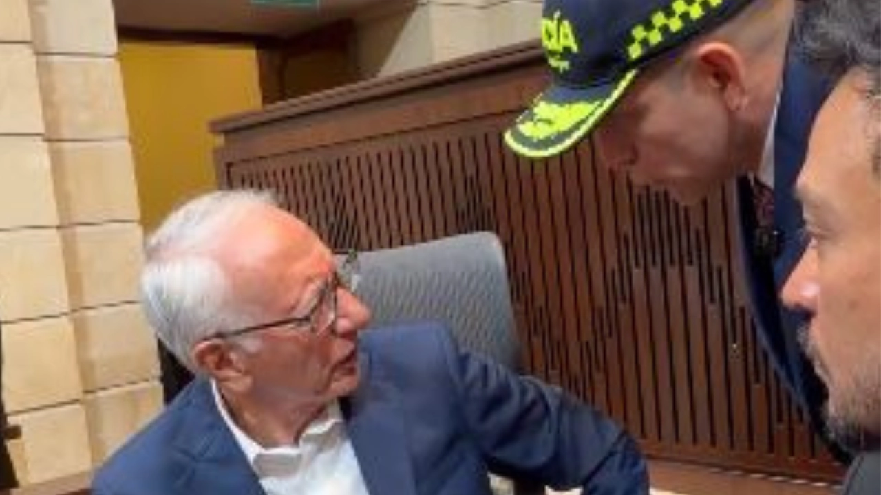 ¡Lo sacó en plena ceremonia! Senador le pidió al exministro Guillermo Alfonso Jaramillo que se fuera del recinto