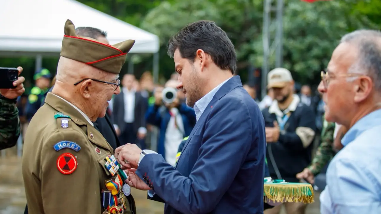 'Uno puede quitarse el uniforme, pero la vocación nunca se acaba': Medellín rinde homenaje a 66 veteranos 2 'Uno puede quitarse el uniforme, pero la vocación nunca se acaba': Medellín rinde homenaje a 66 veteranos