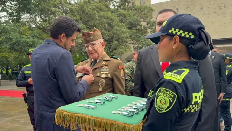 'Uno puede quitarse el uniforme, pero la vocación nunca se acaba': Medellín rinde homenaje a 66 veteranos