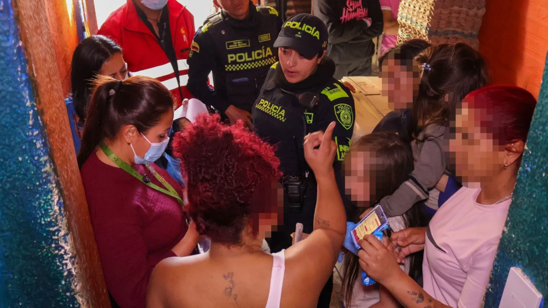 Hacinamiento, drogas y 13 menores vulnerables: así fue el operativo en la ‘Casa del Terror’ de Suba 2 Hacinamiento, drogas y 13 menores vulnerables: así fue el operativo en la ‘Casa del Terror’ de Suba