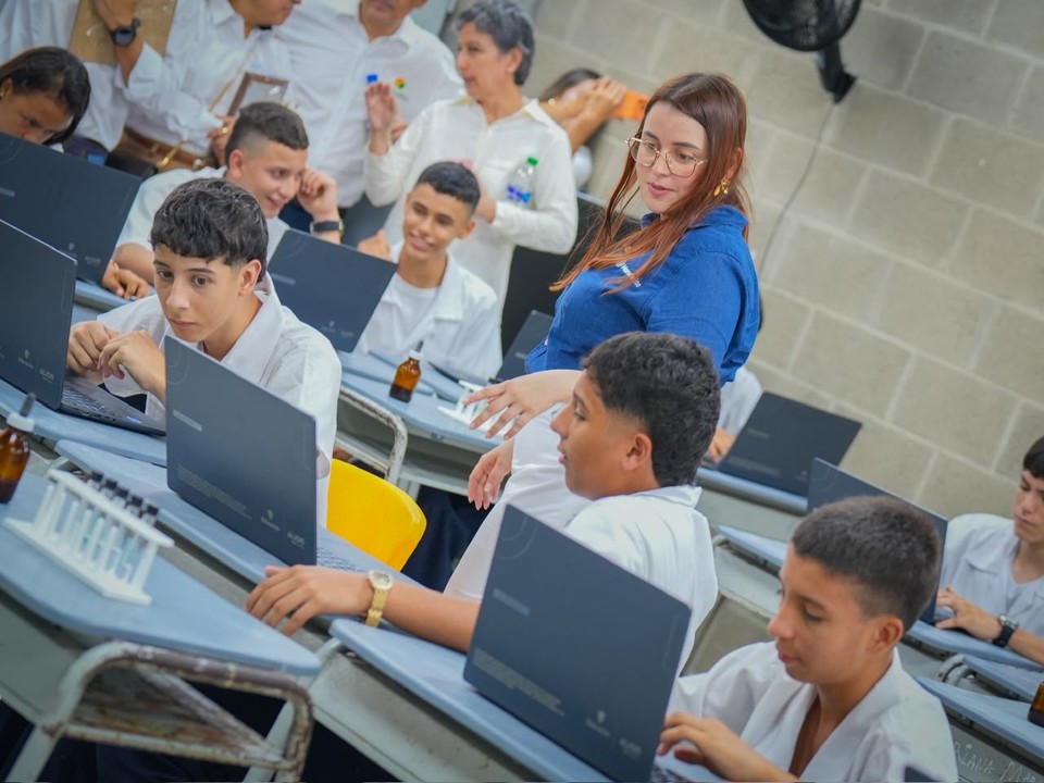 Sonsón, pionero en Antioquia: un computador por estudiante en una escuela rural 4 SONSON RURAL COMPUTA1