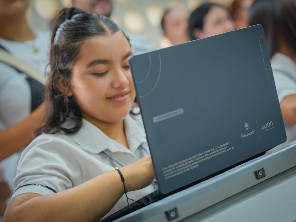 Sonsón, pionero en Antioquia: un computador por estudiante en una escuela rural 16 SONSON RURAL COMPUTA16