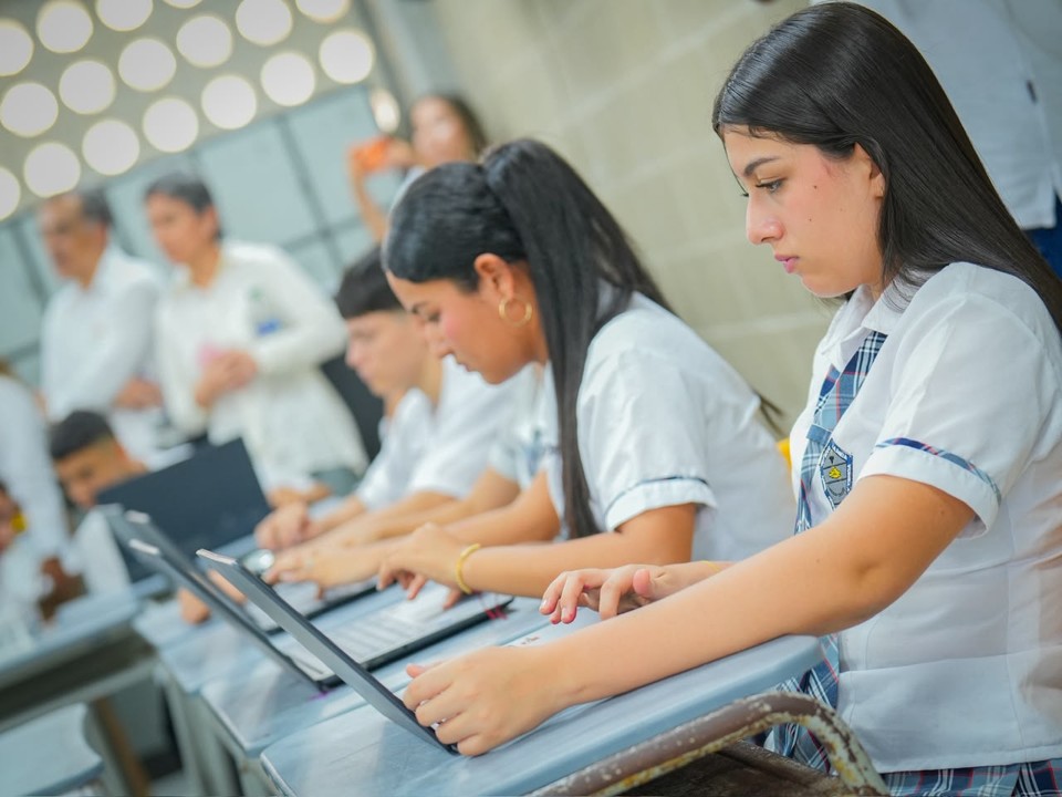 Sonsón, pionero en Antioquia: un computador por estudiante en una escuela rural 5 SONSON RURAL COMPUTA2