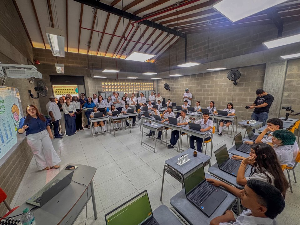 Sonsón, pionero en Antioquia: un computador por estudiante en una escuela rural 9 SONSON RURAL COMPUTA7