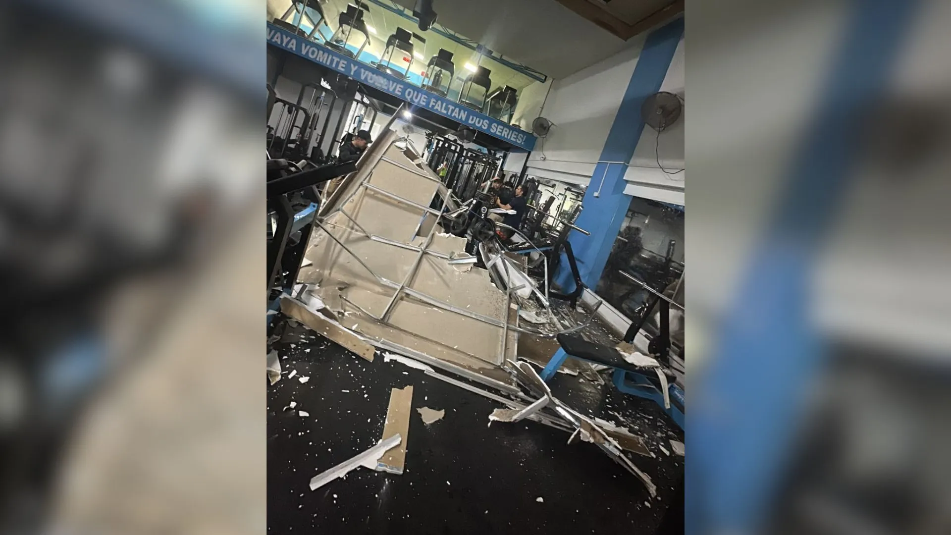 ¡Fuerte aguacero causó estragos en Itagüí! Colapsó el techo de un local en Platino Plaza