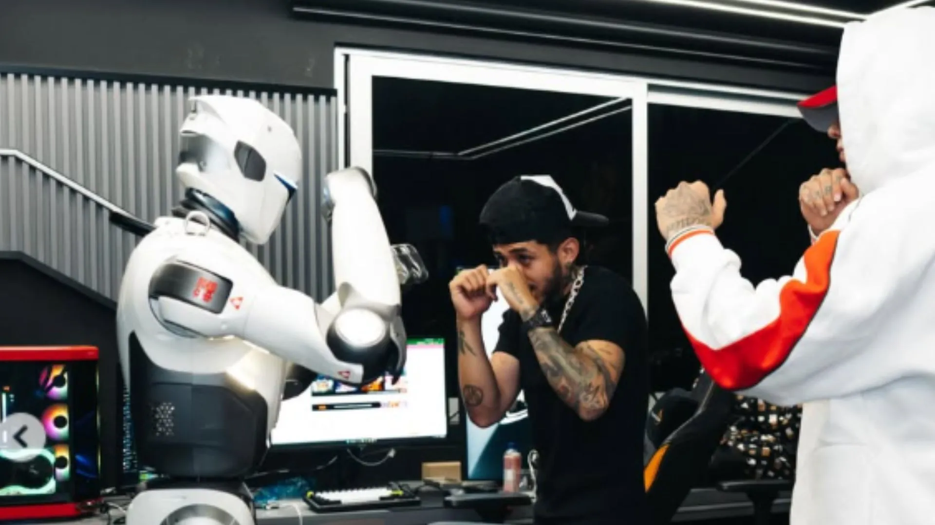 ¡Golpe por la espalda! Robot de Westcol se salió de control y lo golpeó en pleno stream